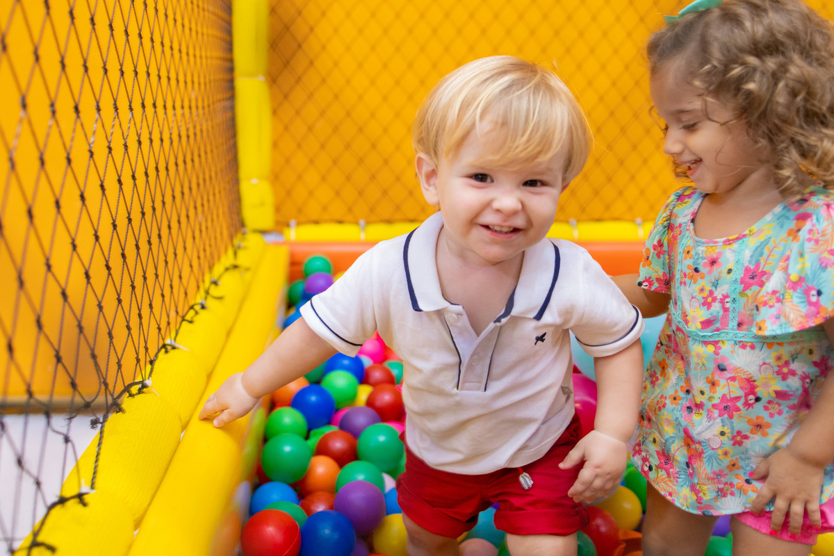 aniversário infantl, buffet em bauru, buffet infantil em bauru, festa infantil decoração para festa infantil, fotografia de família, fotografia espontanea, brincando na piscina de bolinhas