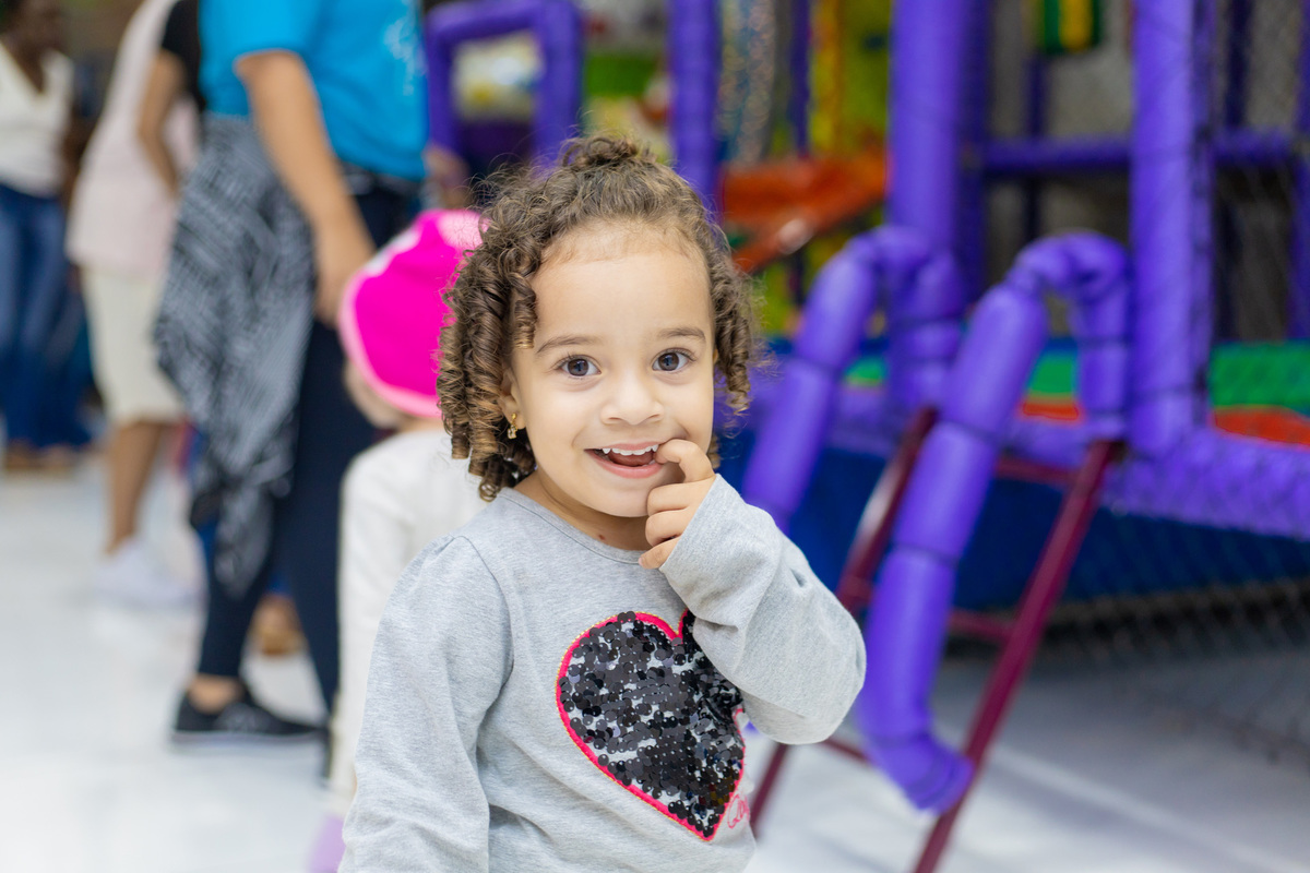 Buffet kolore, buffet infantil em bauru, aniversário infantil em bauru, decoração para aniversário infantil, festa infantil em bauru, decoração jardim encantado, fotografia de família, fotografo lifestyle, criança sorrindo