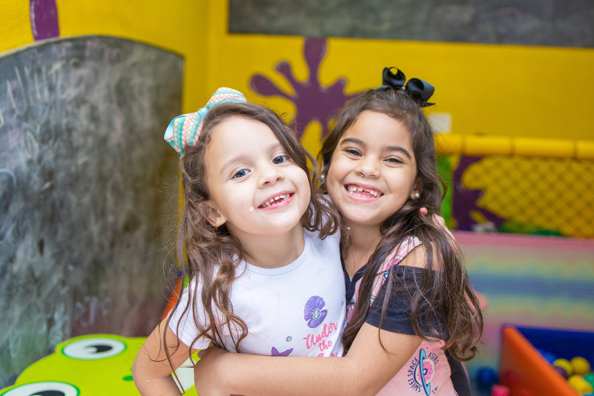 Buffet kolore, buffet infantil em bauru, aniversário infantil em bauru, decoração para aniversário infantil, festa infantil em bauru, decoração jardim encantado, fotografia de família, fotografo lifestyle, criança se abraçando