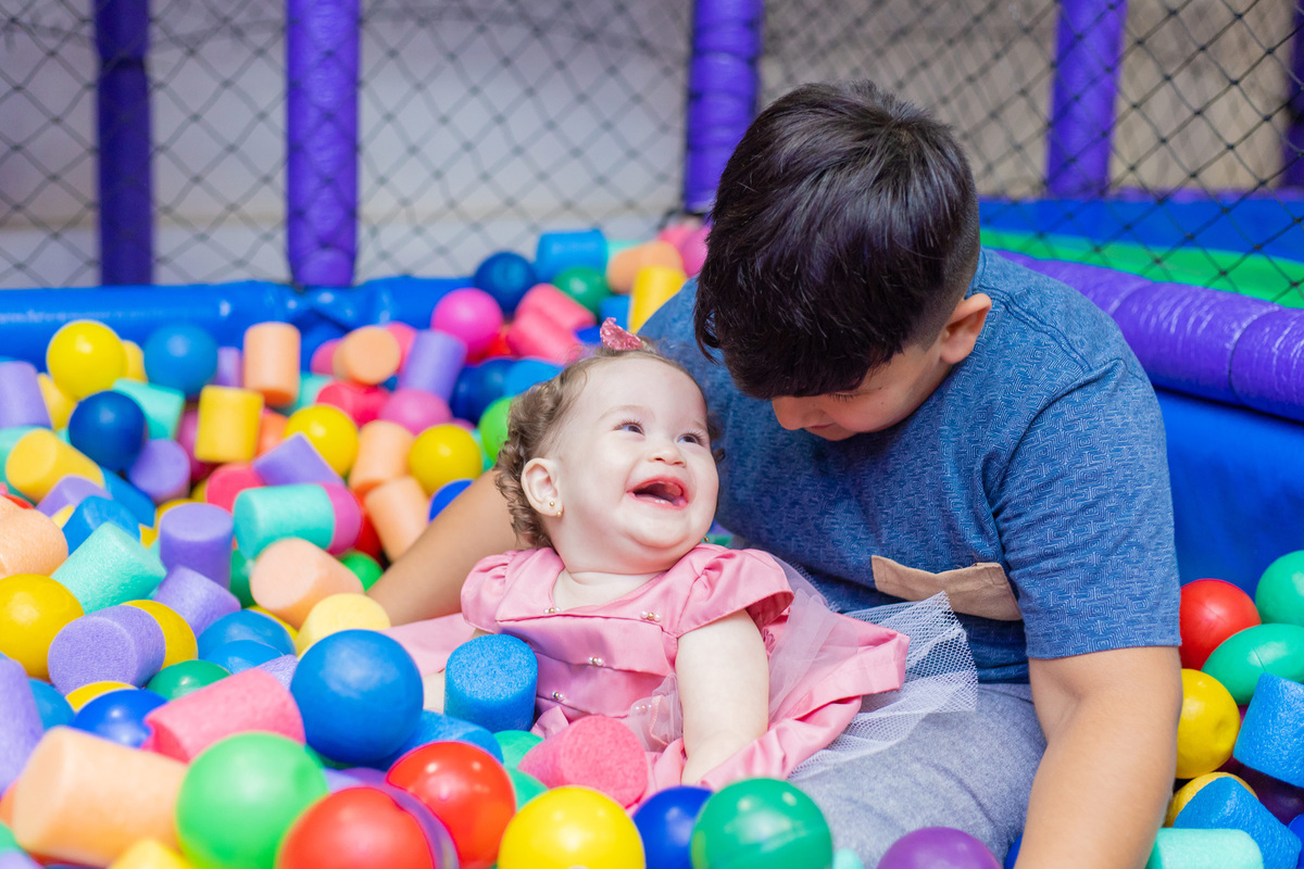 Buffet kolore, buffet infantil em bauru, aniversário infantil em bauru, decoração para aniversário infantil, festa infantil em bauru, decoração jardim encantado, fotografia de família, fotografo lifestyle, sorriso, risada, piscina de bolinhas