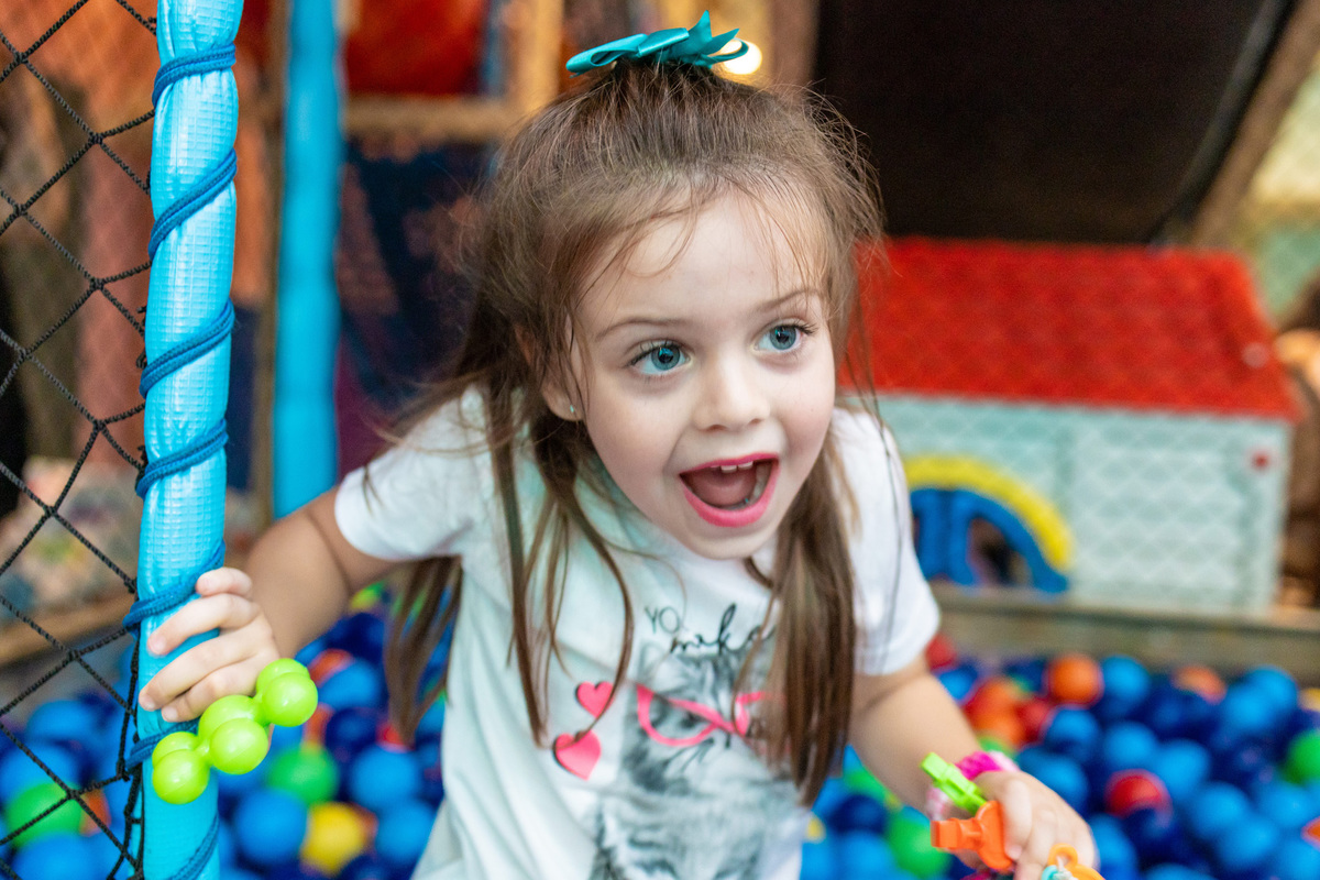 decoração fundo do mar em bauru, mesa barco, mam eventos, fotografo para aniversário infantil, fotografo de crianças, criança rindo