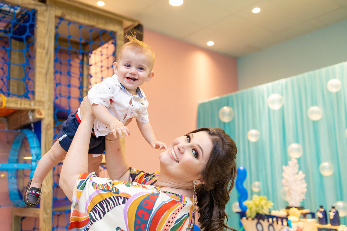 decoração fundo do mar em bauru, mesa barco, mam eventos, fotografo para aniversário infantil, fotografo de crianças, foto erguendo o bebe