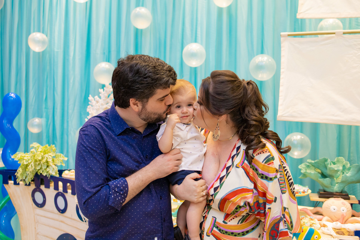 decoração fundo do mar em bauru, mesa barco, mam eventos, fotografo para aniversário infantil, fotografo de crianças, foto beijando o bebe