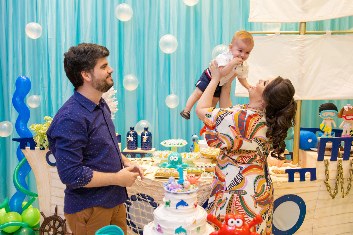 decoração fundo do mar em bauru, mesa barco, mam eventos, fotografo para aniversário infantil, fotografo de crianças, foto espontanea erguendo o bebe