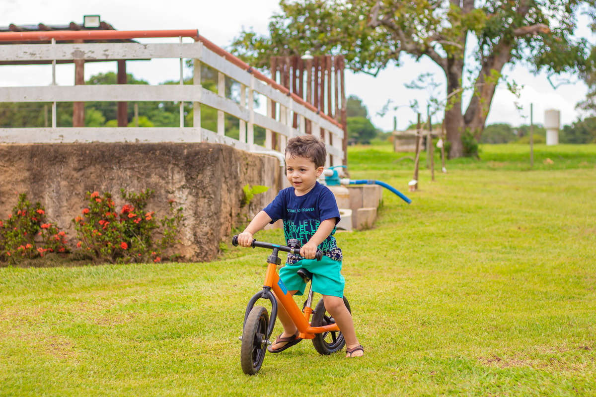fotografo lifestyle em bauru, fotografia espontanea em bauru, fotografo de familia em bauru, fotografo de aniversário em bauru, aniversário infantil em bauru, aniversário ao ar livre, bicicleta para criança