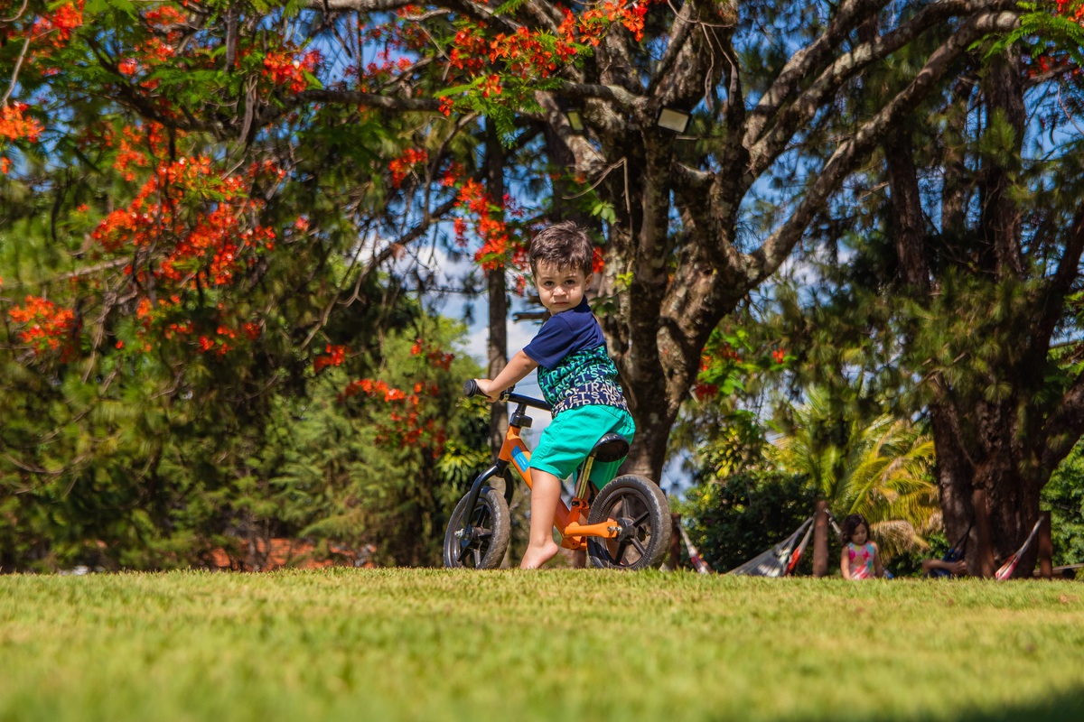fotografo lifestyle em bauru, fotografia espontanea em bauru, fotografo de familia em bauru, fotografo de aniversário em bauru, aniversário infantil em bauru, aniversário ao ar livre, bicicletinha para criança