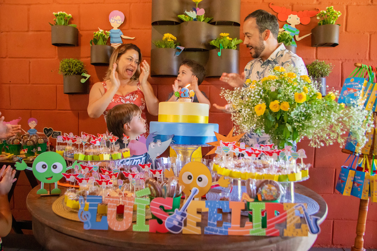 fotografo lifestyle em bauru, fotografia espontanea em bauru, fotografo de familia em bauru, fotografo de aniversário em bauru, aniversário infantil em bauru, aniversário ao ar livre, bolo fake para aniversário infantil palavra cantada
