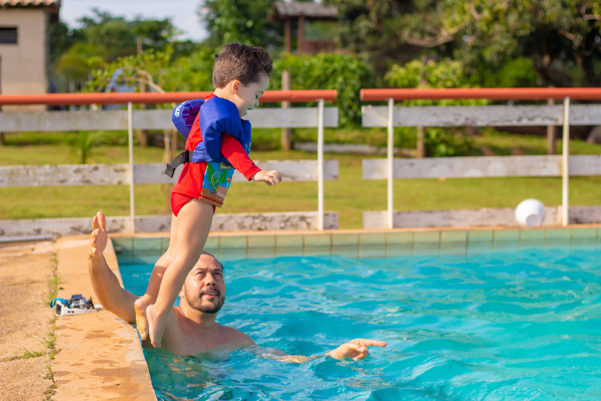 fotografo lifestyle em bauru, fotografia espontanea em bauru, fotografo de familia em bauru, fotografo de aniversário em bauru, aniversário infantil em bauru, aniversário ao ar livre, piscina, brincadeira aquatica