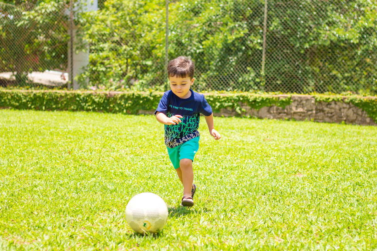 fotografo lifestyle em bauru, fotografia espontanea em bauru, fotografo de familia em bauru, fotografo de aniversário em bauru, aniversário infantil em bauru, aniversário ao ar livre, jogando futebol