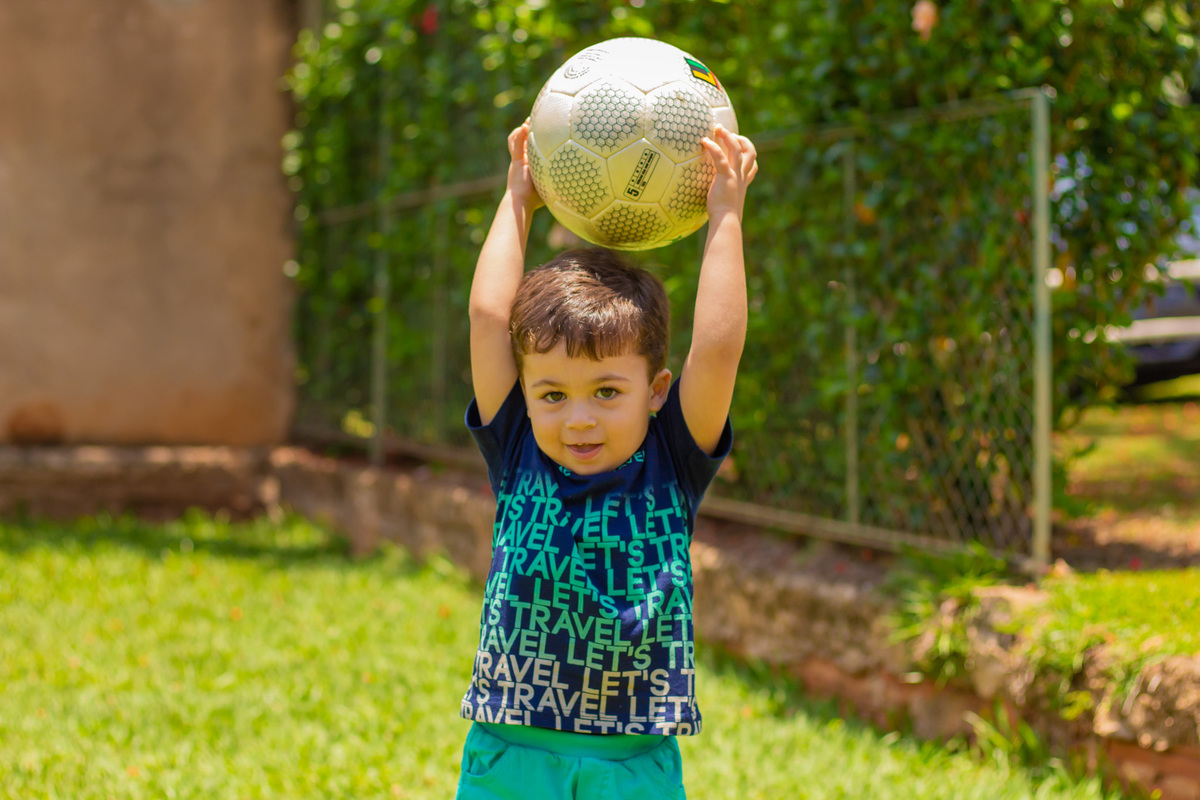 fotografo lifestyle em bauru, fotografia espontanea em bauru, fotografo de familia em bauru, fotografo de aniversário em bauru, aniversário infantil em bauru, aniversário ao ar livre, brincando de bola