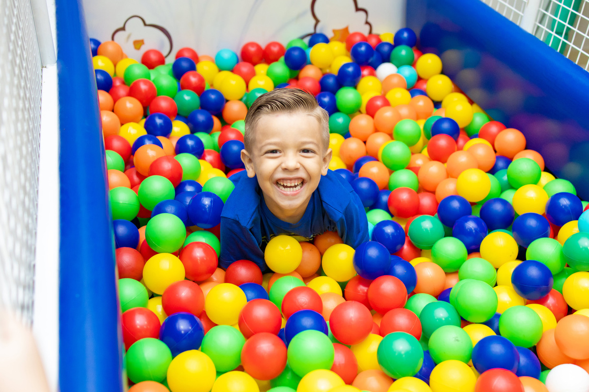 Aniversário infantil em bauru, buffet infantil em bauru, decoração para aniversário em bauru, festa tema lol, buffet pipoca, fotografo infantil, fotografo liffestyle, fotografo em bauru, criança brincando no tombo legal