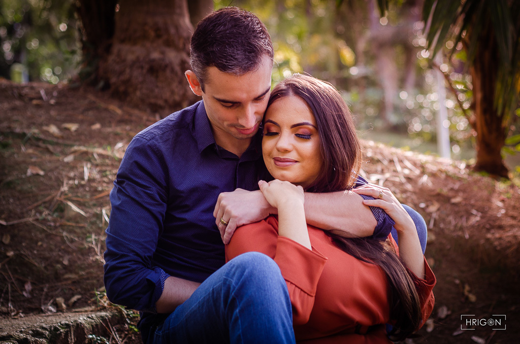 casal sentados na escada de lado para a câmera, ele abraçando o pescoço dela e ela com as mãos sobre o braço dele. Os dois com os os olhos fechados passando sentimento de tranquilidade