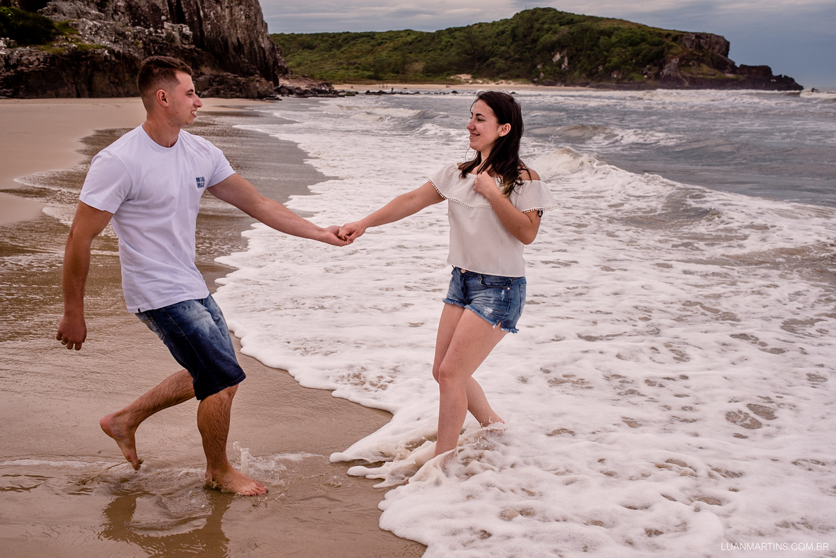 Noivos se divertindo na praia de torres