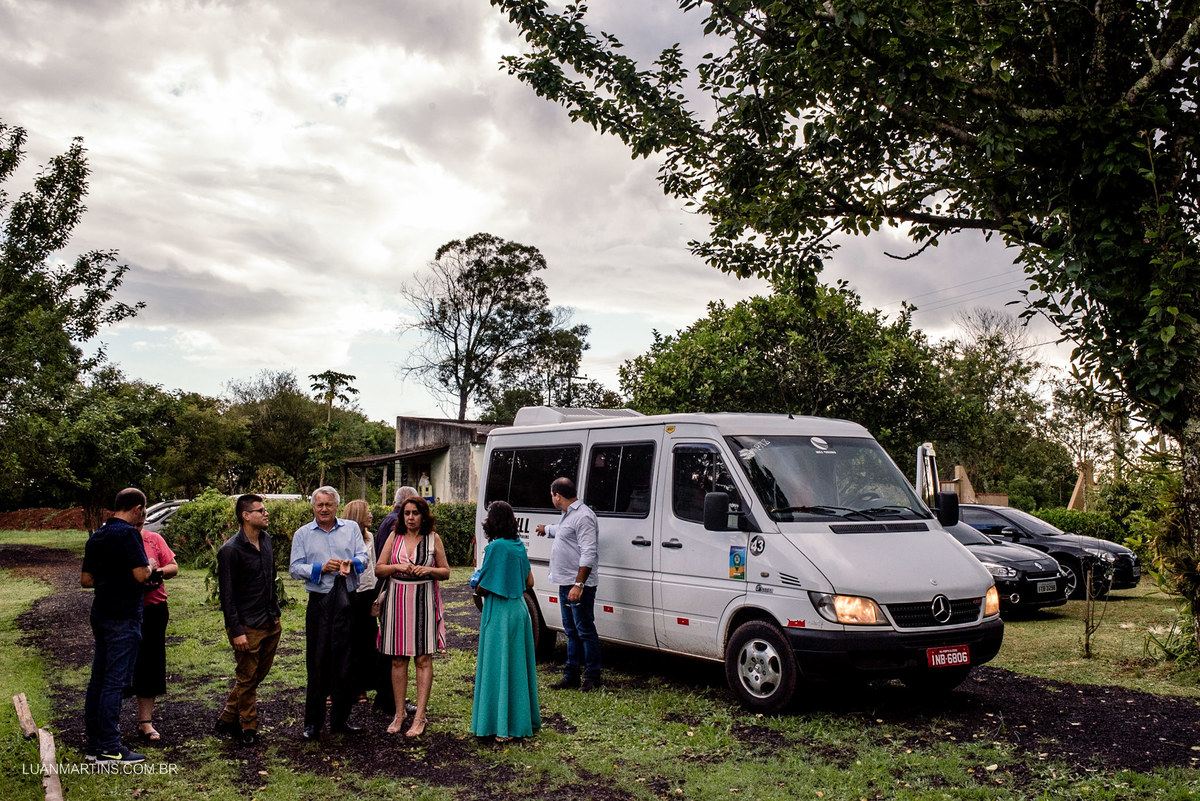 Convidados chegando para o casamento