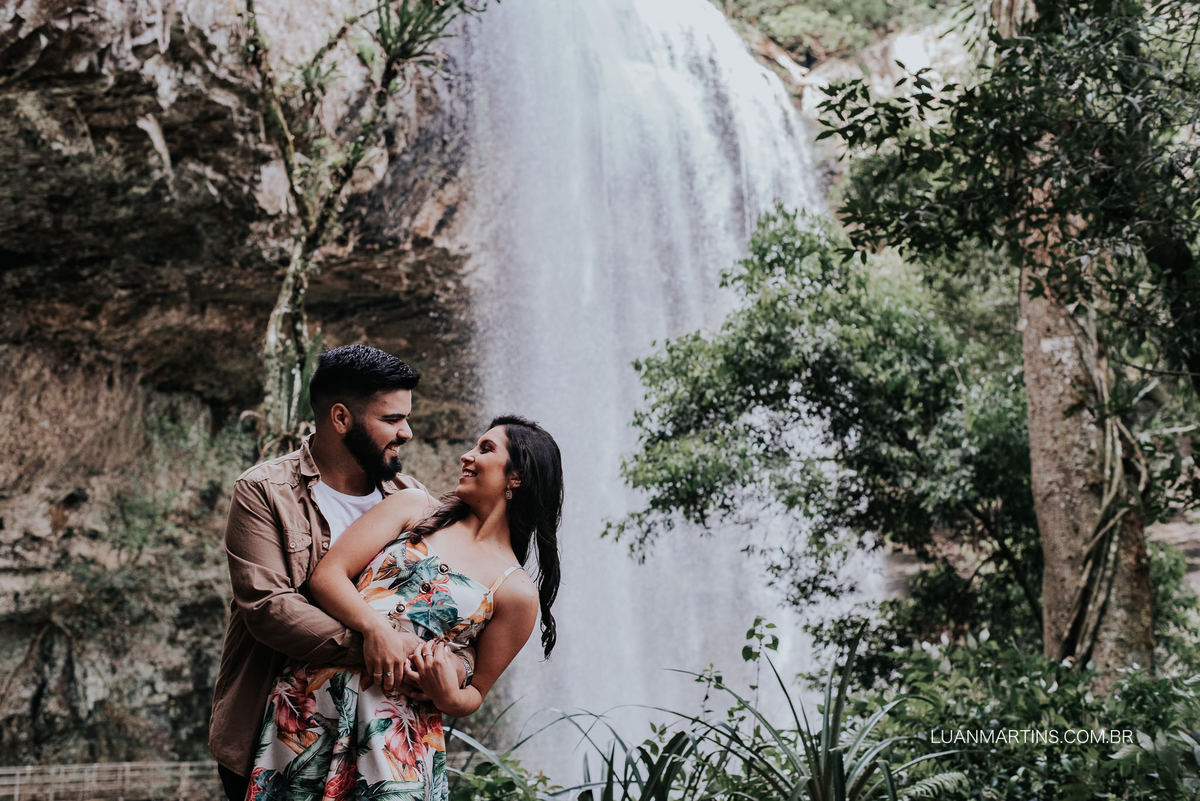 Ensaio com cachoeira.