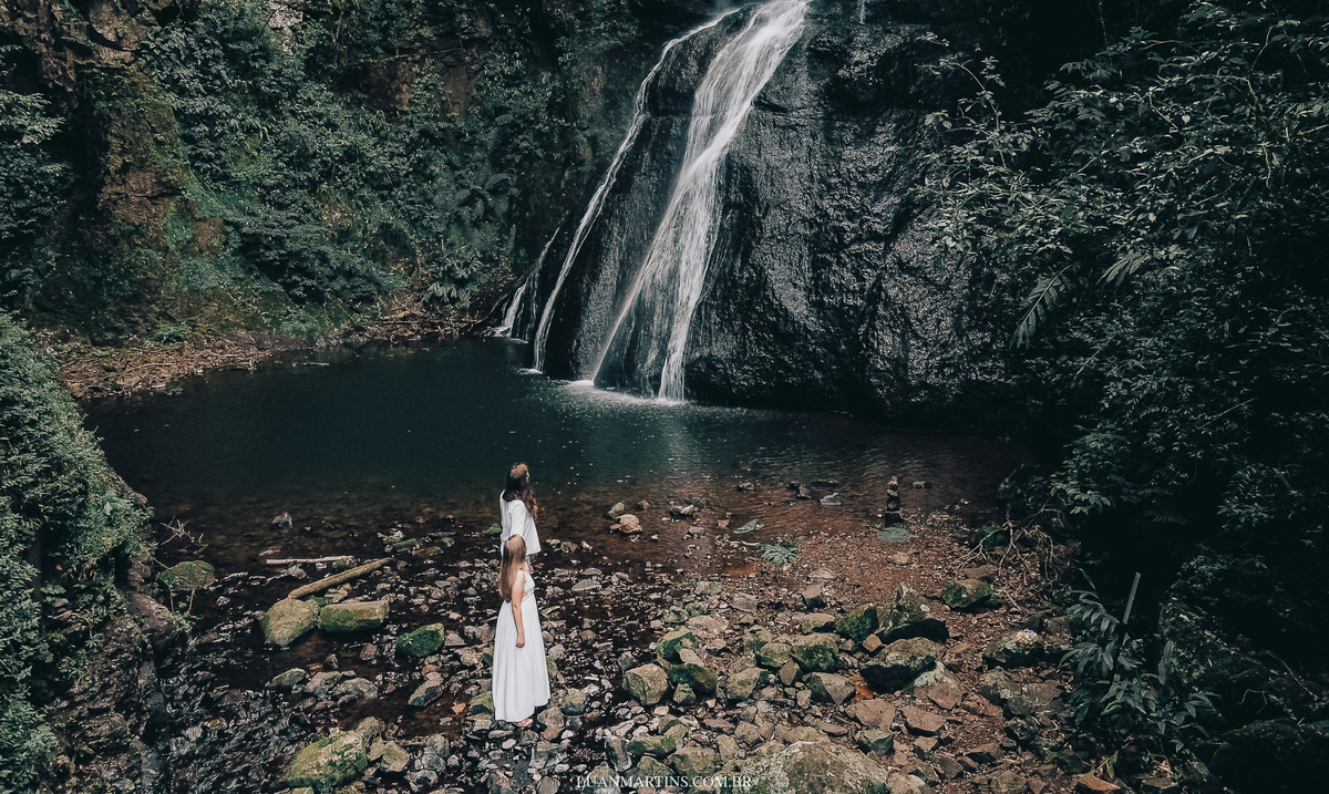 Pré casamento com cachoeira.