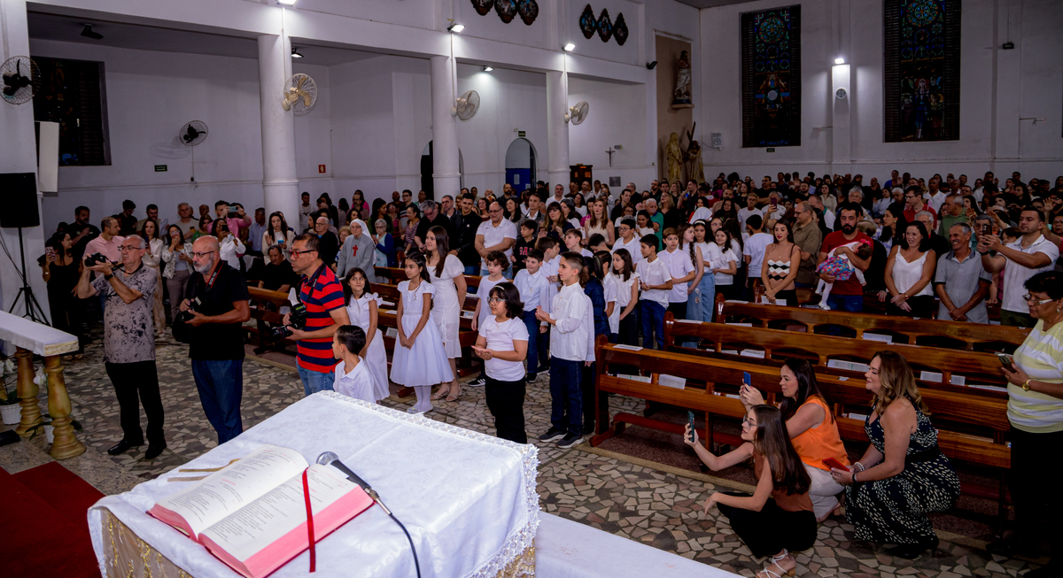 terno infantil, primeira comunhão igreja Paróquia Nossa Senhora dos Prazeres evento familia fotografo em sao paulo zona norte cerimonia religiosa