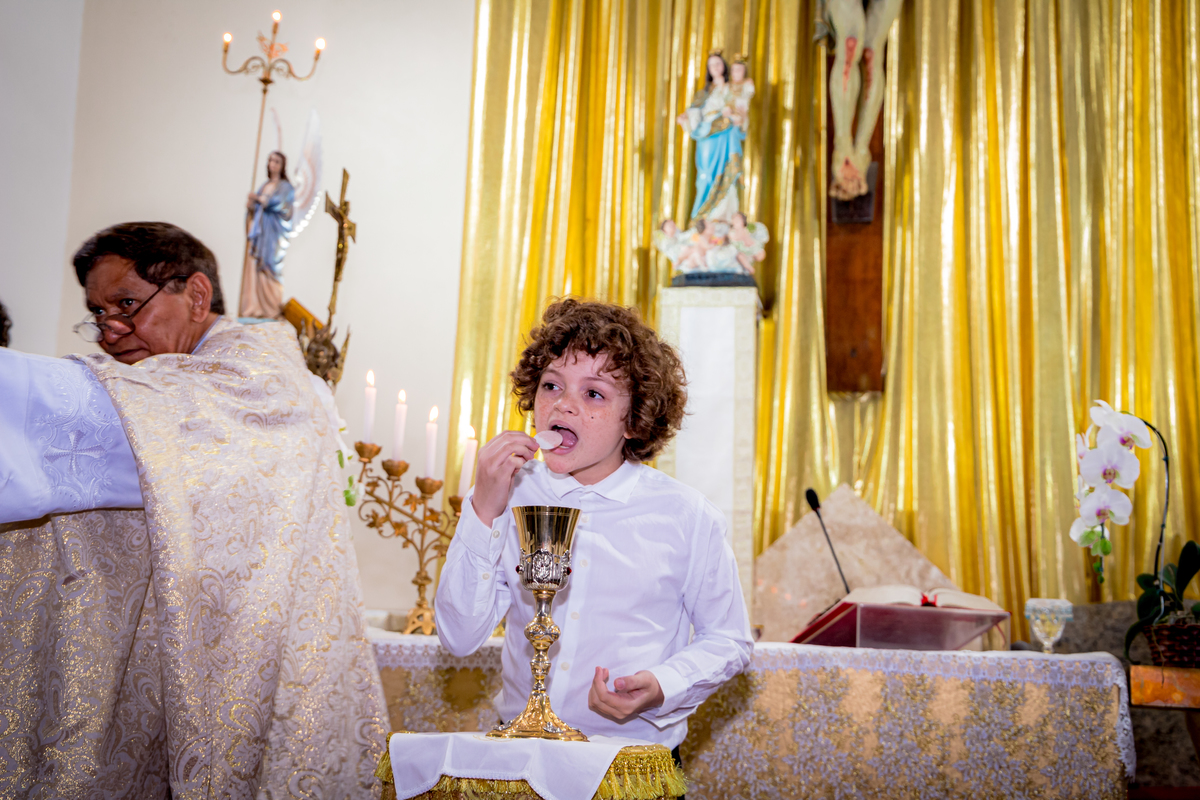 terno infantil, primeira comunhão igreja Paróquia Nossa Senhora dos Prazeres evento familia fotografo em sao paulo zona norte cerimonia religiosa
