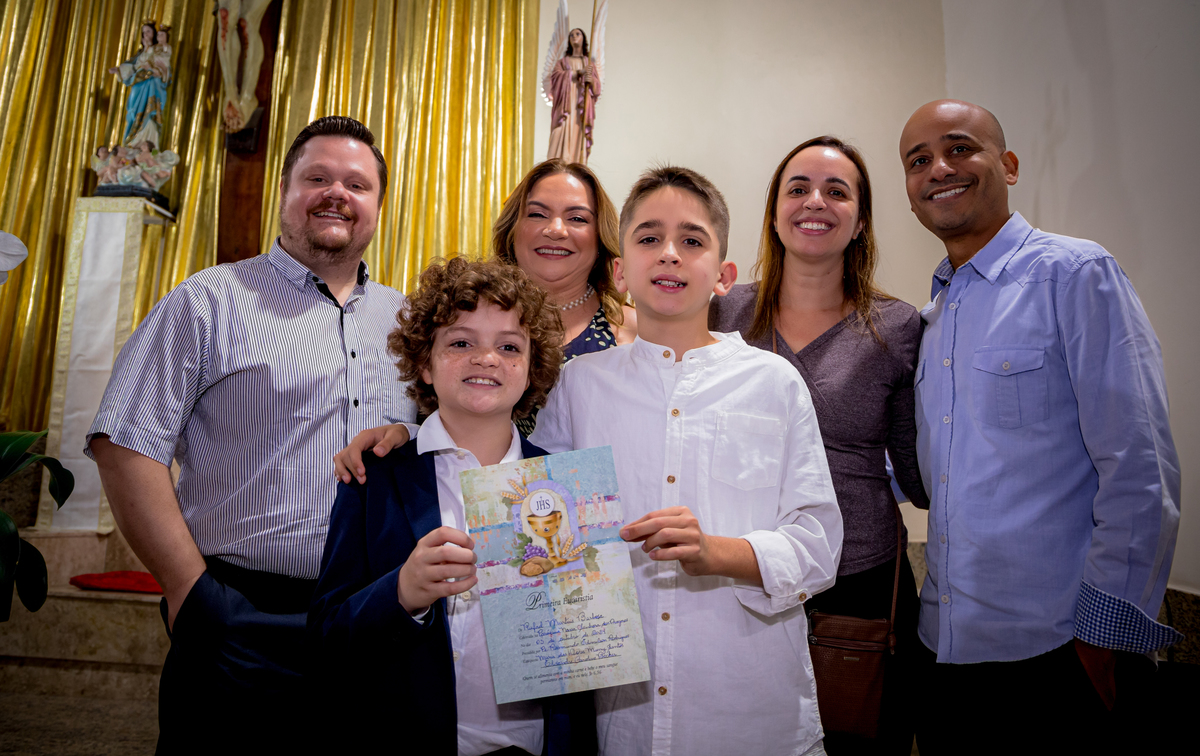 terno infantil, primeira comunhão igreja Paróquia Nossa Senhora dos Prazeres evento familia fotografo em sao paulo zona norte cerimonia religiosa mae familia pai dindas