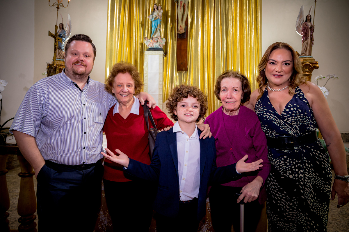 terno infantil, primeira comunhão igreja Paróquia Nossa Senhora dos Prazeres evento familia fotografo em sao paulo zona norte cerimonia religiosa mae familia pai dindas