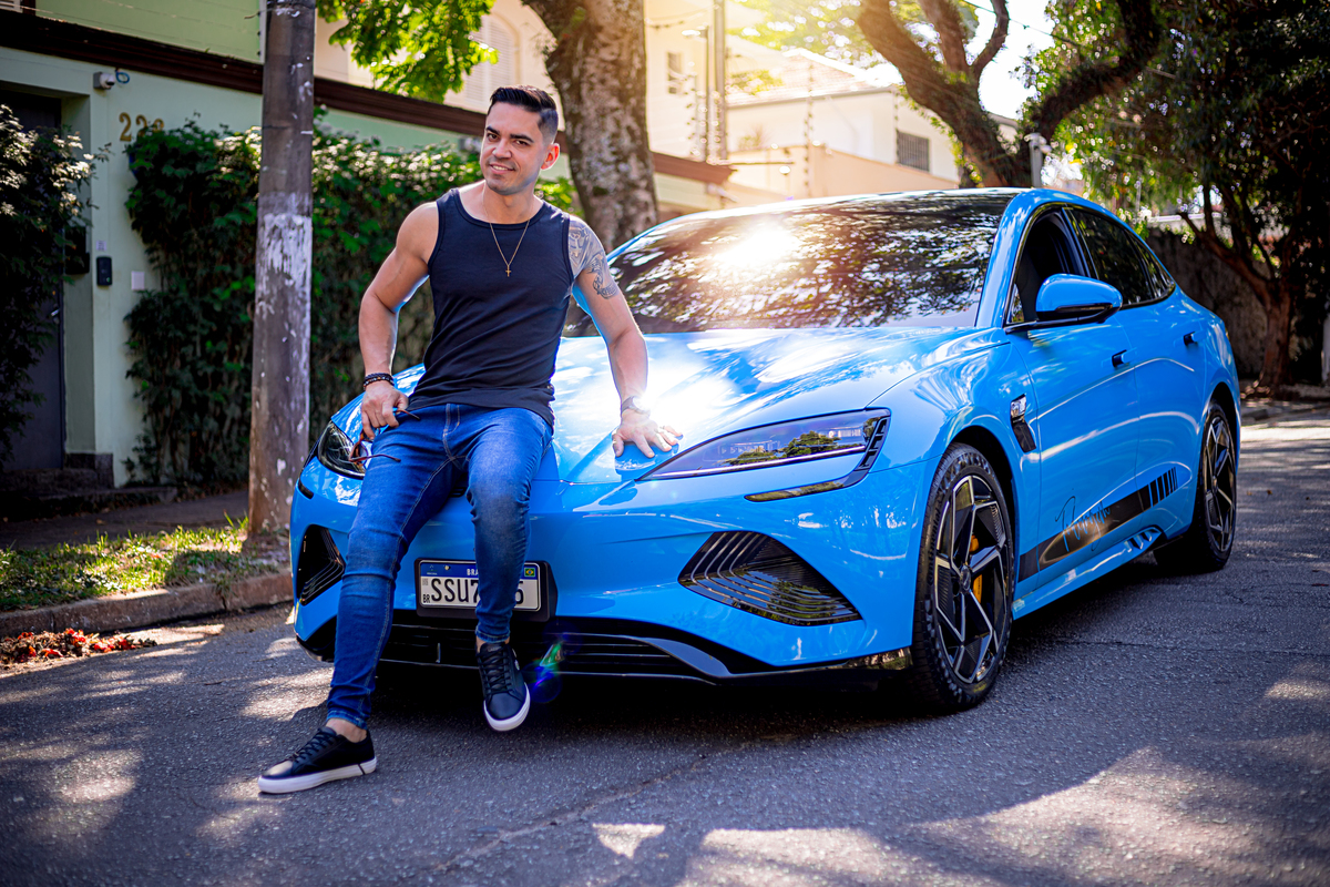 ensaio masculino, branding, hotel, life style, beco do batman, estiloso, bonito, gato, jeans, carro, azul, 