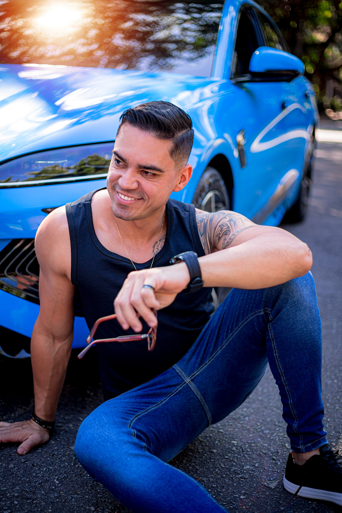 ensaio masculino, branding, hotel, life style, beco do batman, estiloso, bonito, gato, jeans, carro, azul, 