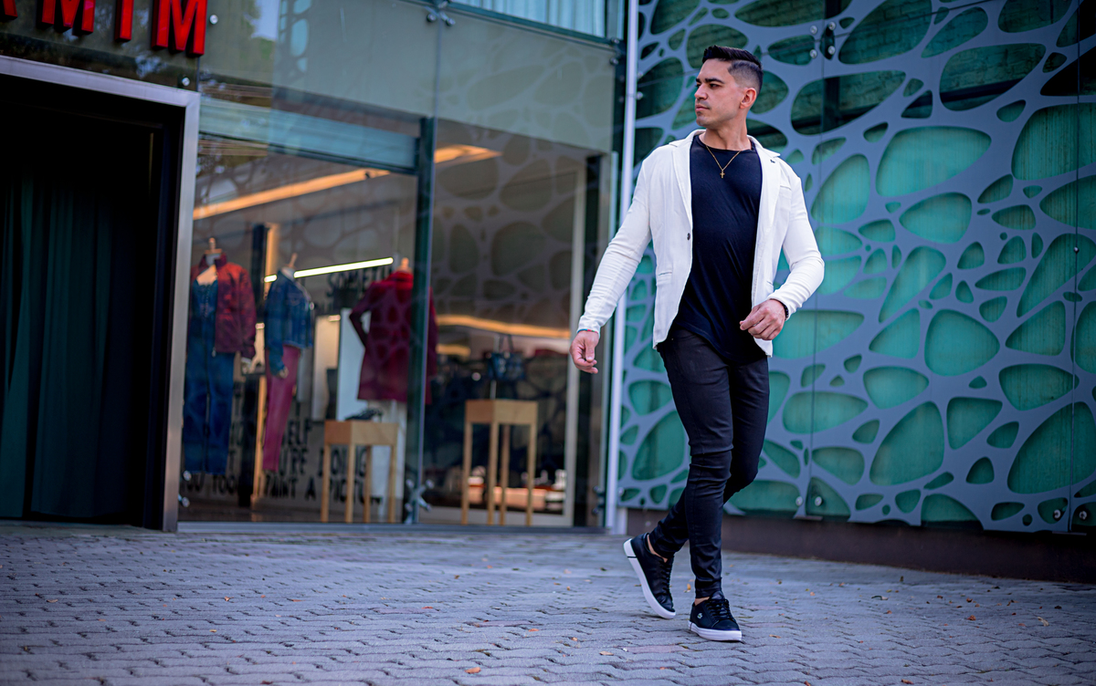 ensaio masculino, branding, hotel, life style, beco do batman, estiloso, bonito, gato, jeans, carro, azul, modelo