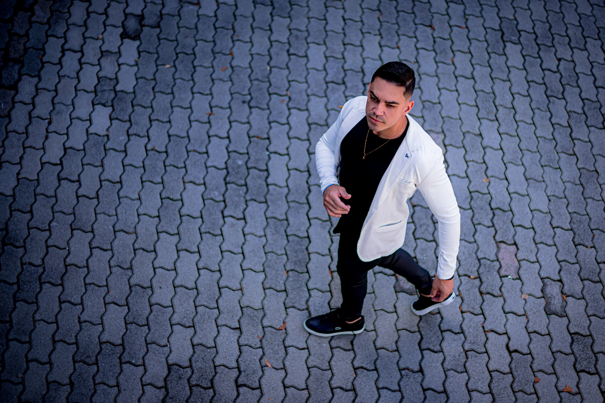 ensaio masculino, branding, hotel, life style, beco do batman, estiloso, bonito, gato, jeans, carro, azul, 