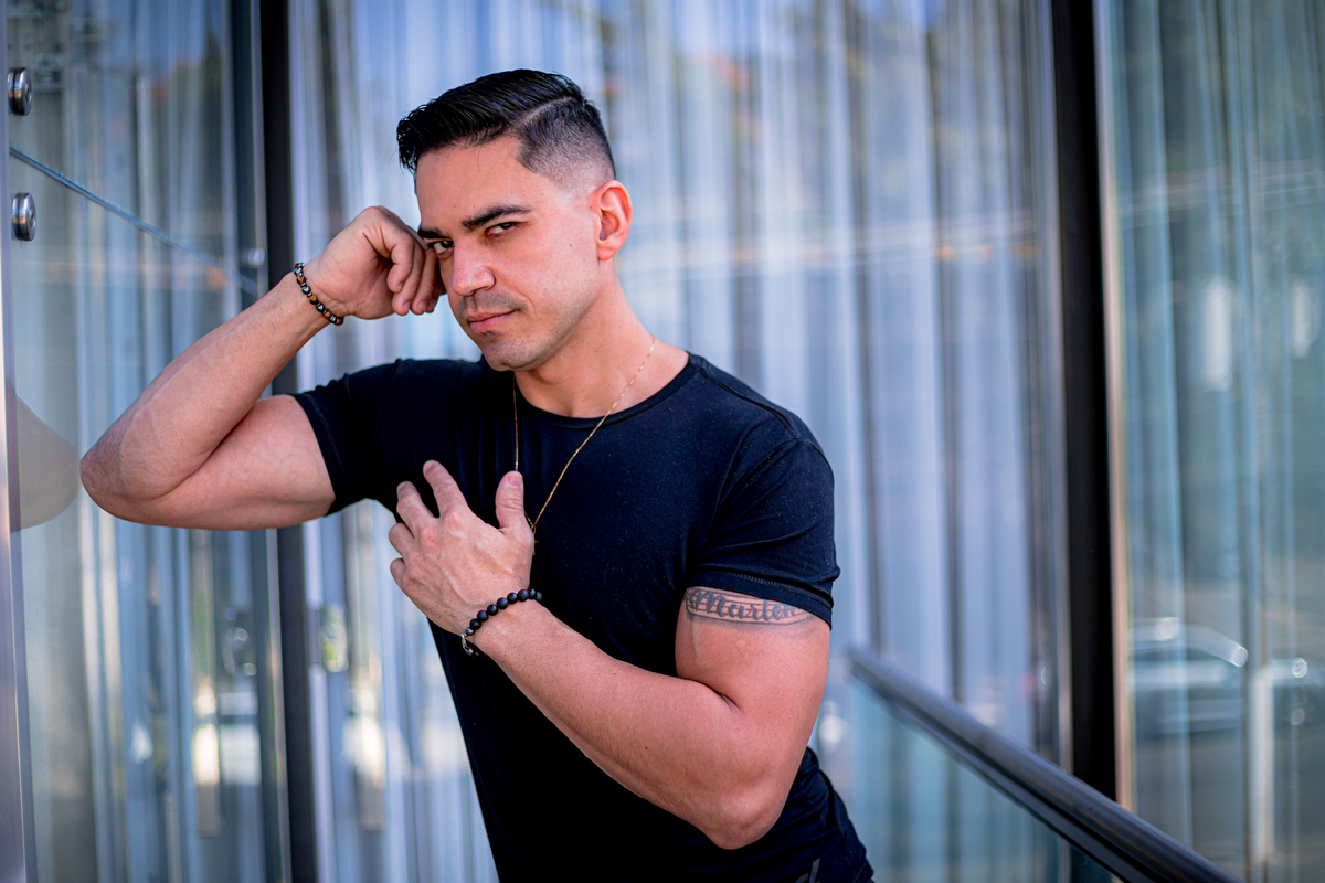 ensaio masculino, branding, hotel, life style, beco do batman, estiloso, bonito, gato, jeans, carro, azul, modelo