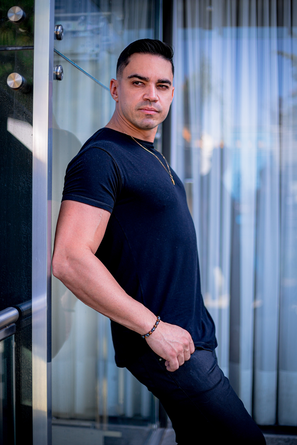 ensaio masculino, branding, hotel, life style, beco do batman, estiloso, bonito, gato, jeans, carro, azul, modelo