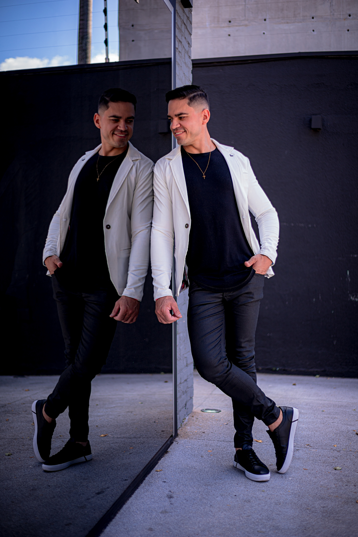 ensaio masculino, branding, hotel, life style, beco do batman, estiloso, bonito, gato, jeans, carro, azul, modelo