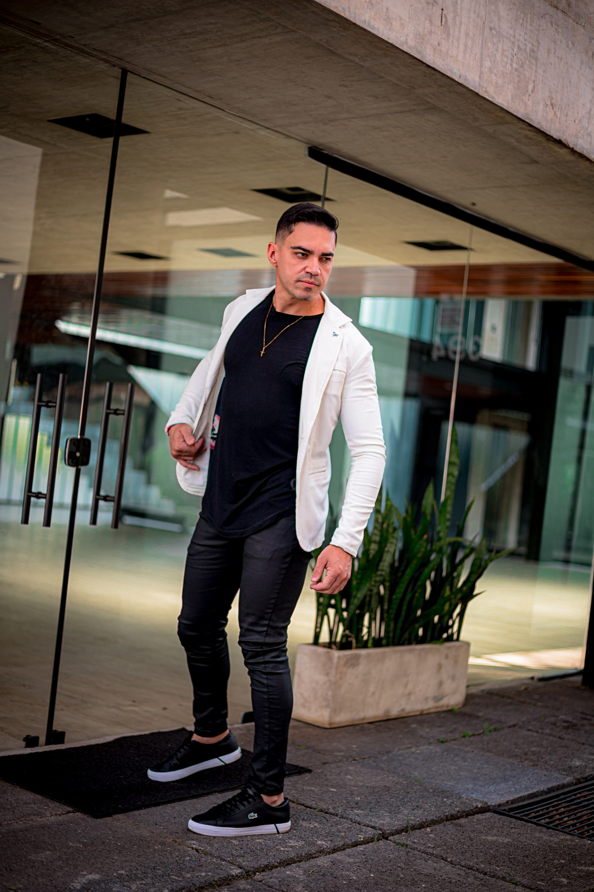 ensaio masculino, branding, hotel, life style, beco do batman, estiloso, bonito, gato, jeans, carro, azul, modelo