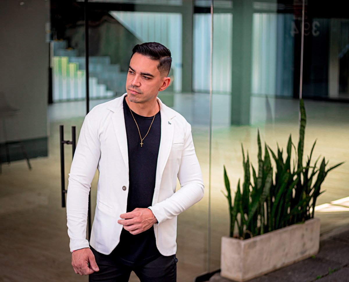 ensaio masculino, branding, hotel, life style, beco do batman, estiloso, bonito, gato, jeans, carro, azul, modelo