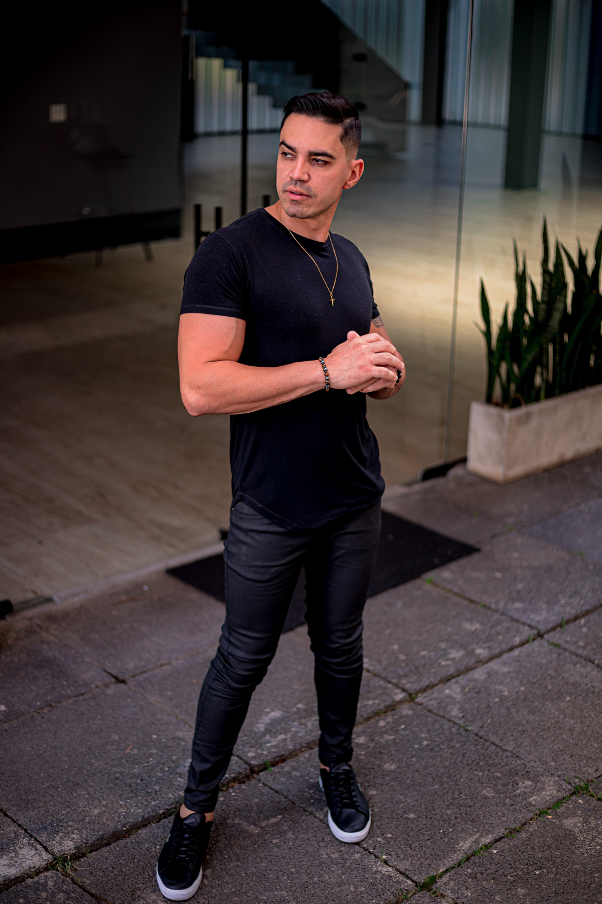 ensaio masculino, branding, hotel, life style, beco do batman, estiloso, bonito, gato, jeans, carro, azul, modelo