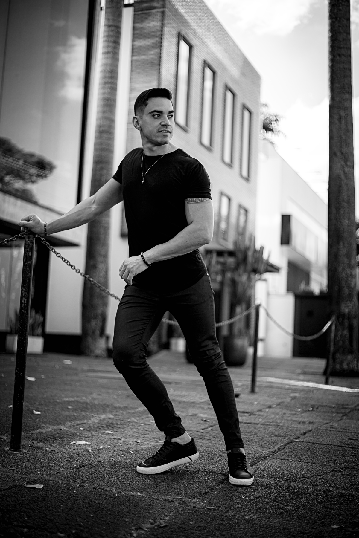 ensaio masculino, branding, hotel, life style, beco do batman, estiloso, bonito, gato, jeans, carro, azul, modelo