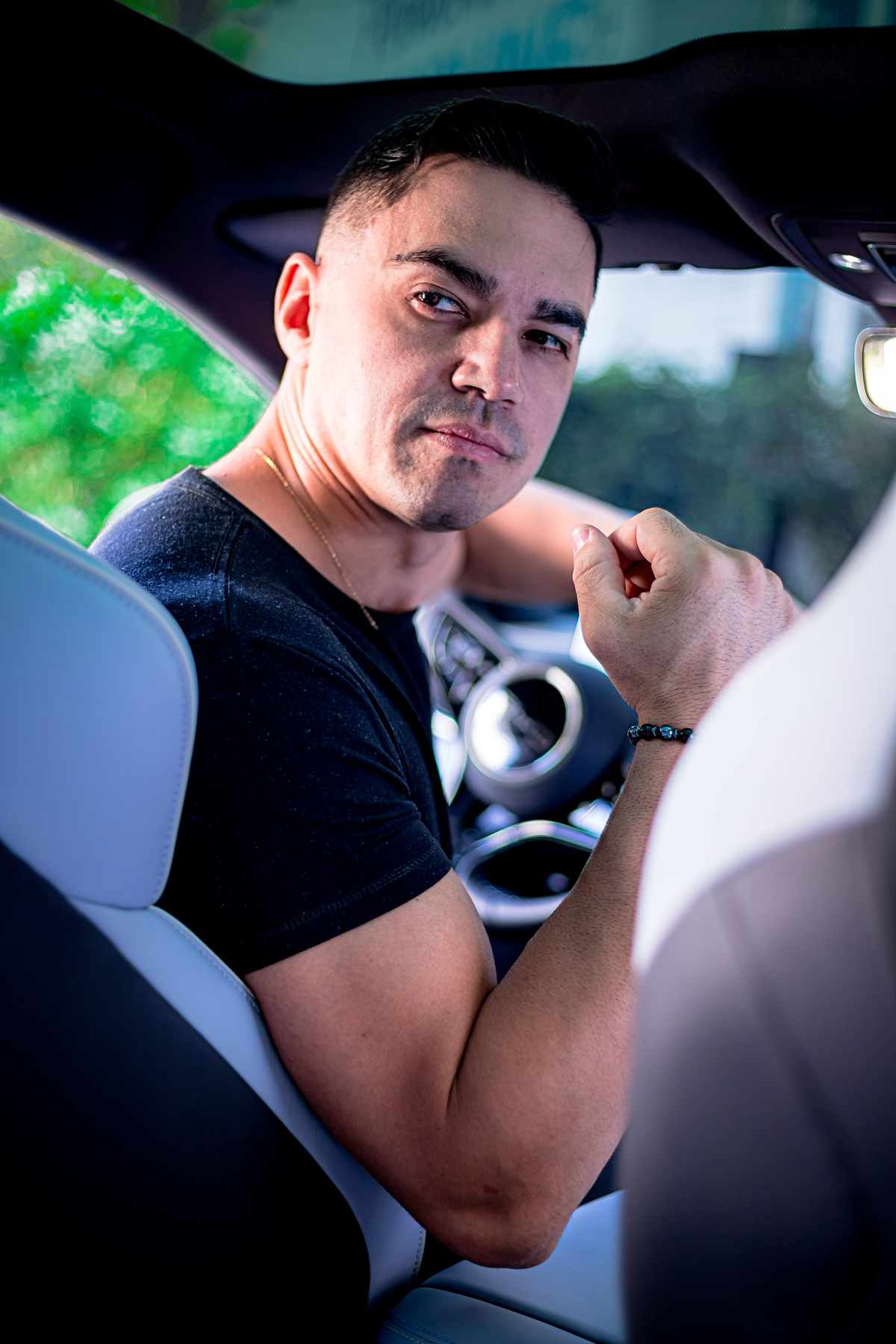 ensaio masculino, branding, hotel, life style, beco do batman, estiloso, bonito, gato, jeans, carro, azul, modelo