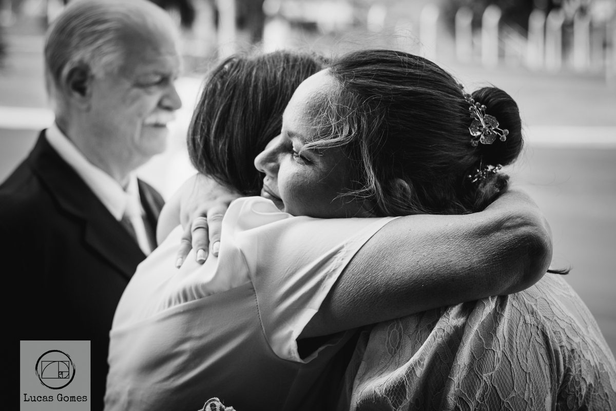 Abraço na noiva antes do casamento no civil