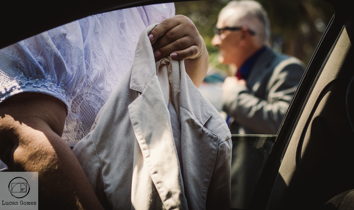 Pegando apenas o terno do noivo no carro 