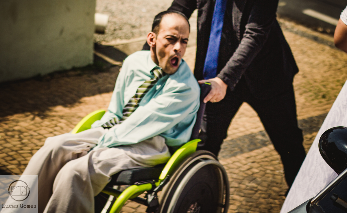 Levando o noivo na cadeira de rodas
