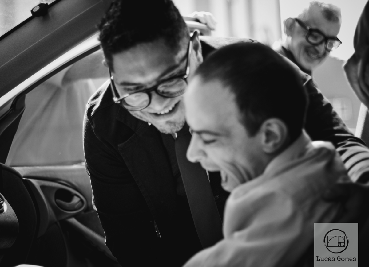 Padrinho colocando o noivo de volta no carro