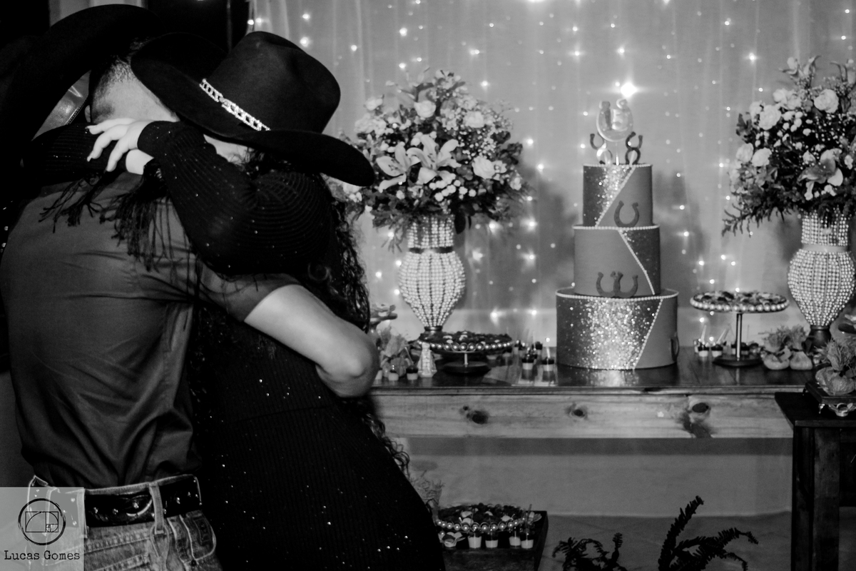 Abraços carinhoso na aniversáriante
Em sua festa debutante 