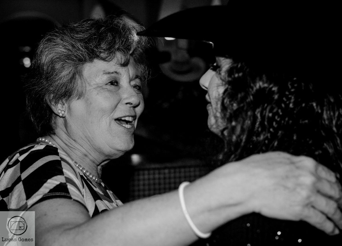  Fotografia da Avó abraçando sua neta em sua festa de 15 anos