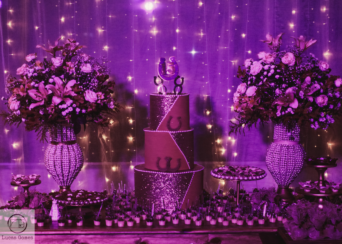 Bolo cinematográfico de aniversário flores e doces em cima da mesa