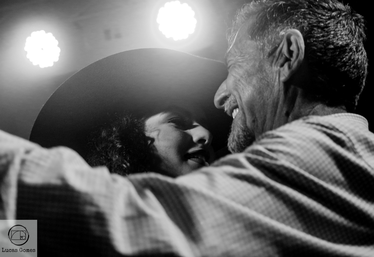 Fotografia de pai e filha dançado em seu aniversário 