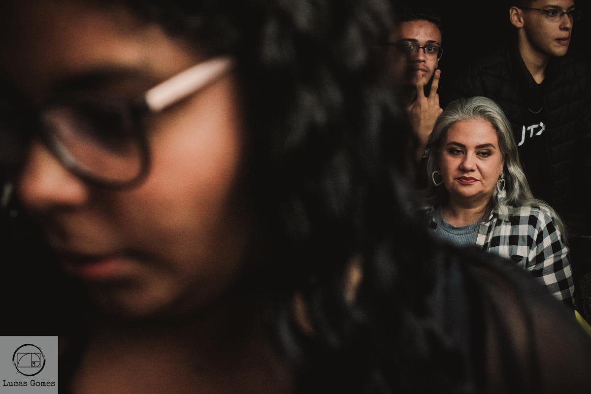 Fotografia mulher entediada  em festa de debutante 