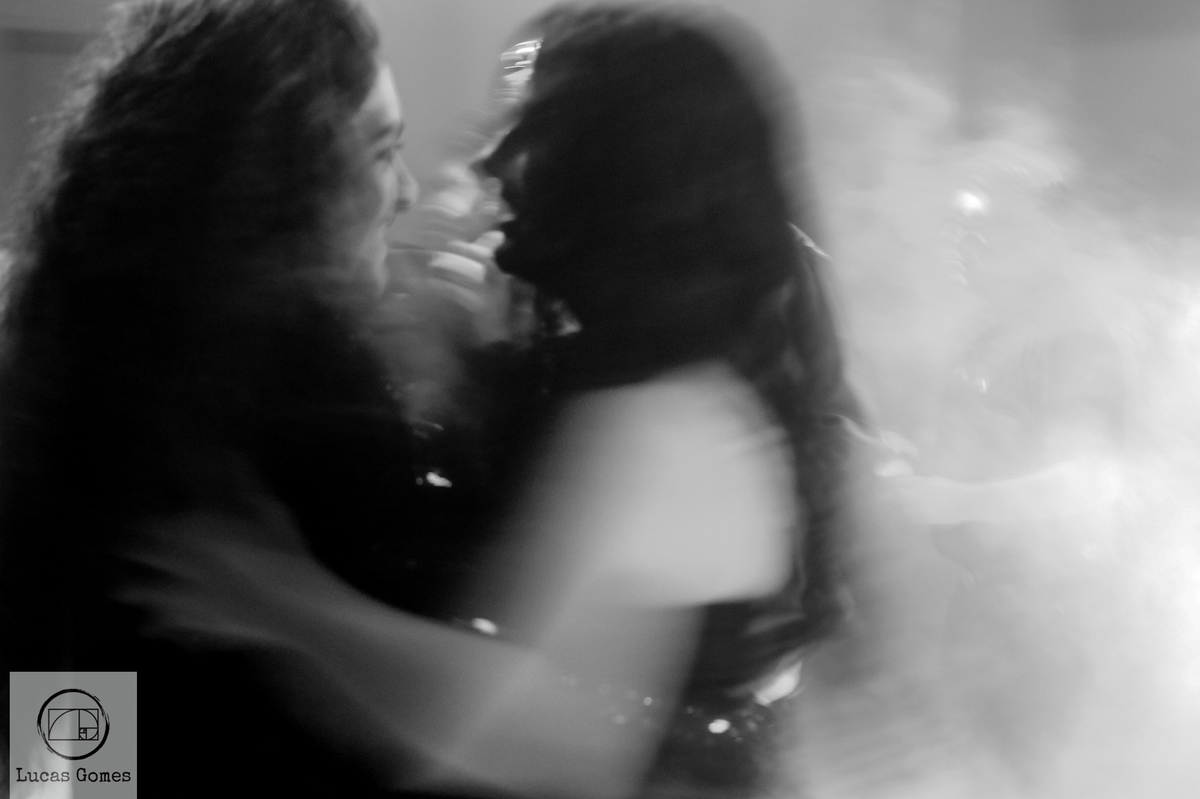  Fotografia de duas pessoas dançado em festa de debutante 