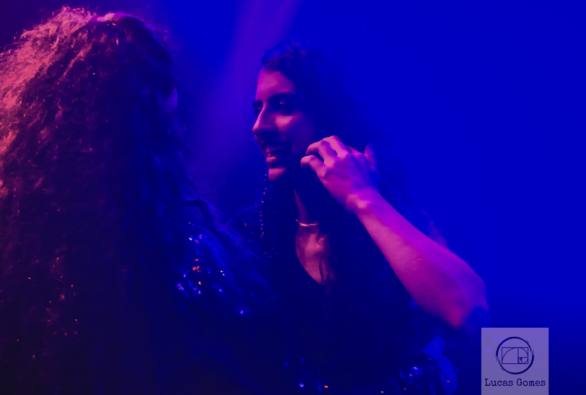Fotografia de mulher arrumando o cabelo em pista de dança na festa de 15 anos 