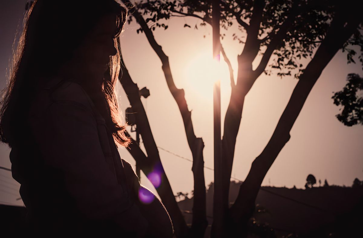  fotografia de silhueta da gestante ao entardecer  