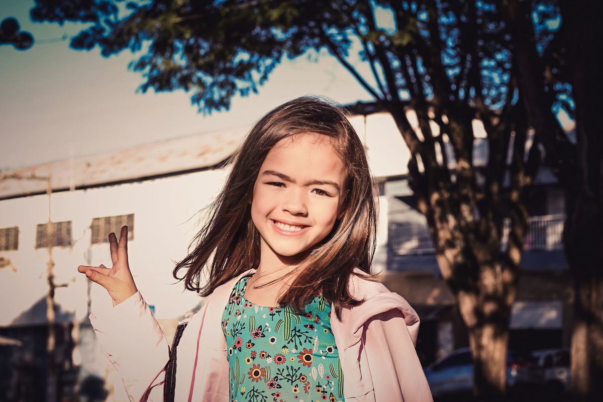 retrato da filhas da gestante sorrindo