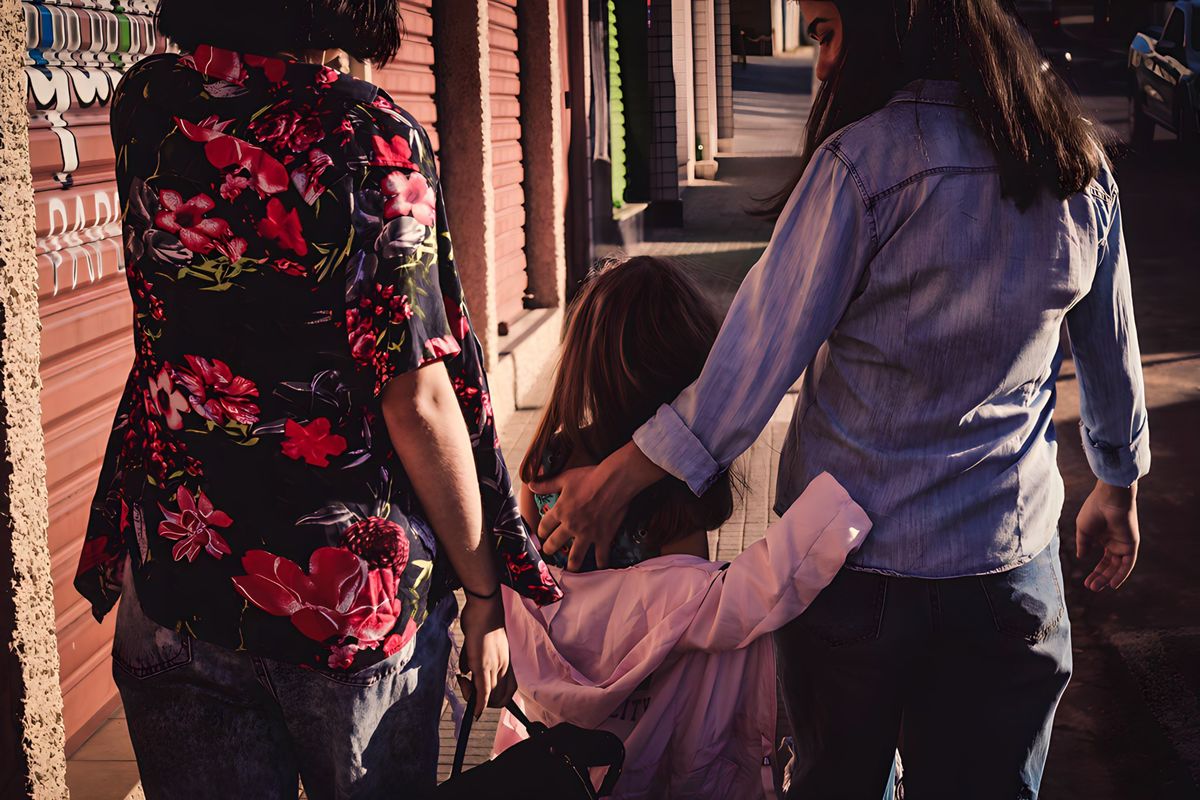 fotografia da mãe,tia e filha indo comprar doce que o fotografo prometeu que ia dar se a folha tirasse as fotos